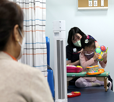 [2024 한겨례 나눔꽃 캠페인(1차)] 희미한 한쪽 귀로 사는 10살... 엄마·아빠 잃고 세상도 멈췄다