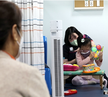 [2024 한겨례 나눔꽃 캠페인(1차)] 희미한 한쪽 귀로 사는 10살... 엄마·아빠 잃고 세상도 멈췄다