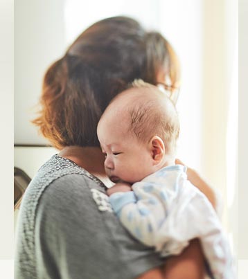 영아를 안고 달래는 생활지도사 사진1