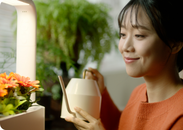 LG 틔운 미니에 식물을 키우는 아이의 어머니 모습