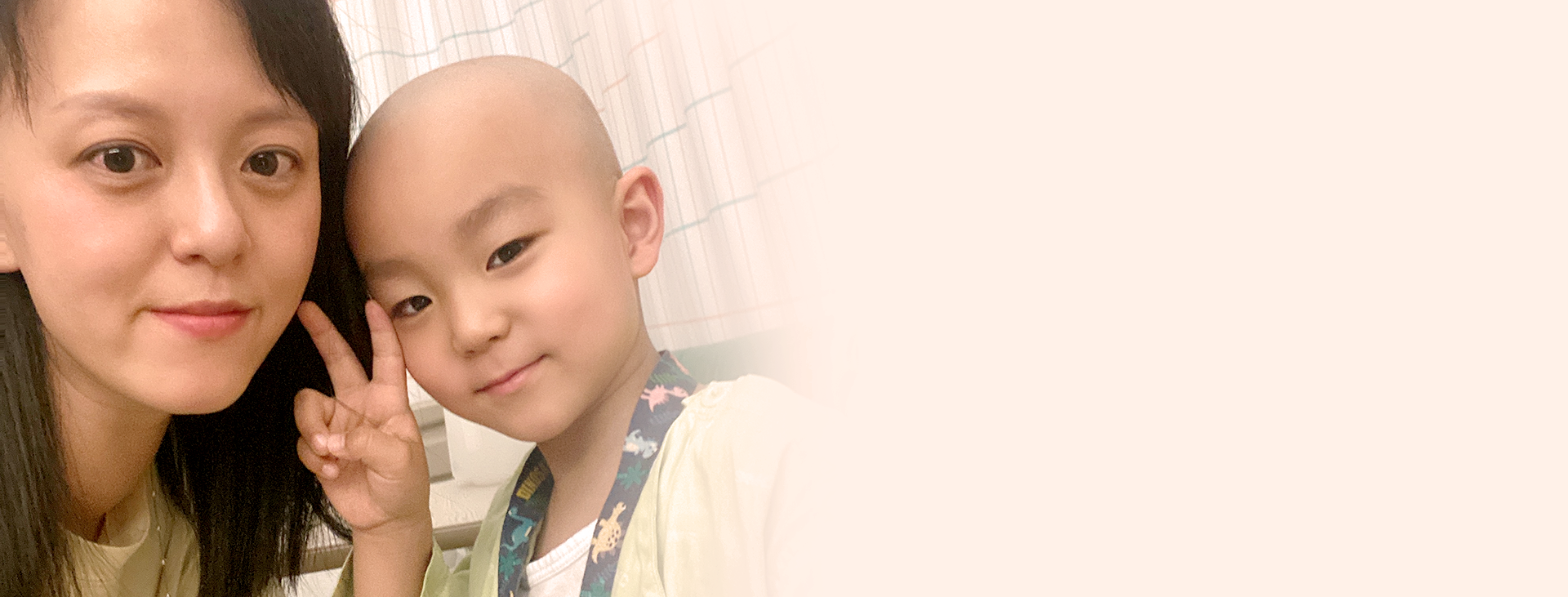 지호와 엄마가 함께 병실에서 찍은 모습의 사진