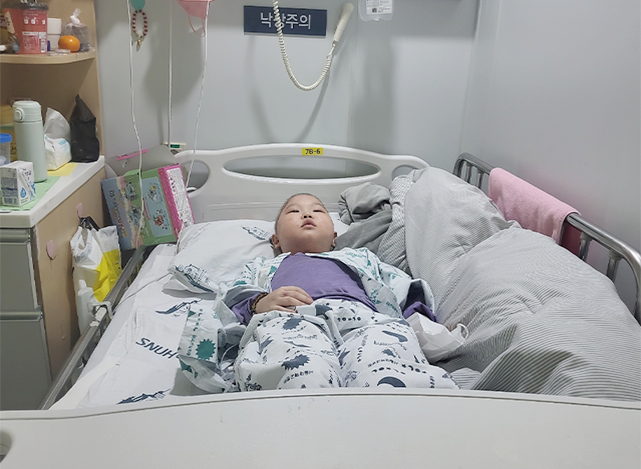 병원에서 진료받으며 병상에 누워있는 효원이